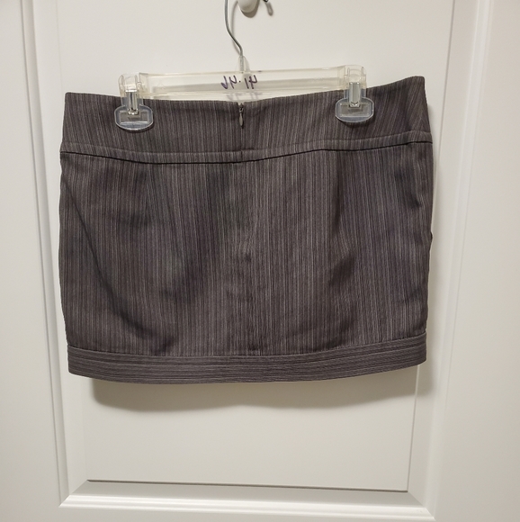 12/$30 🖤🤍like new vintage grey vertical striped mini skirt - Picture 2 of 4